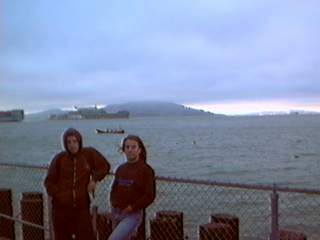 Le nebbie di San Francisco coprono Alcatraz